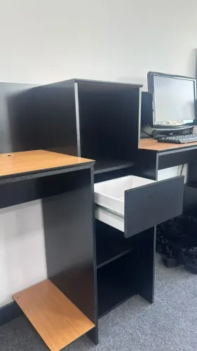 Monte seu escritório com 50% de desconto. Conjuntos de Mesas e cadeiras.
