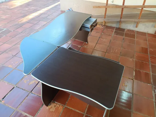 Mesa em "L" semi nova para escritório, duas gavetas.