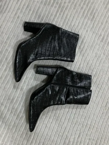 Bota salto alto preta croco 