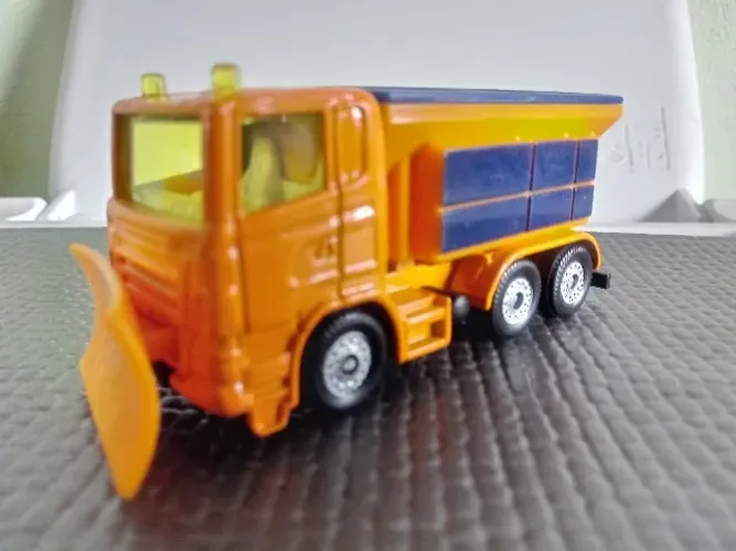 MINIATURA Caminhão Scania Série R 380 - SIKU 1309 Arado de neve - 9cm.