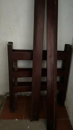 Cama de madeira maciça