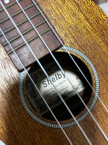 Ukulele concerto Ácustico Shelby Cordas: Sol (G) Dó (C) Mi (E) Lá (A)