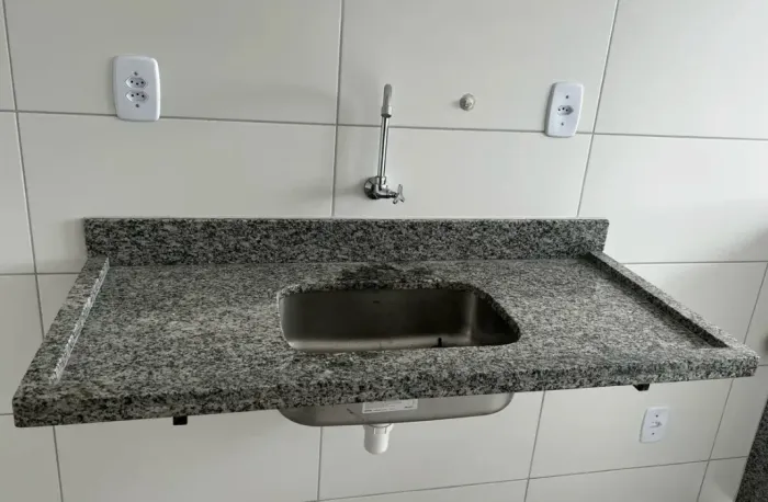 Vendo pia mármore e pia de banheiro com torneiras