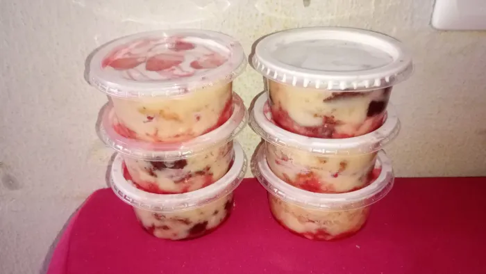 Bolo de pote novinho e fresquinho saboroso e no precinho