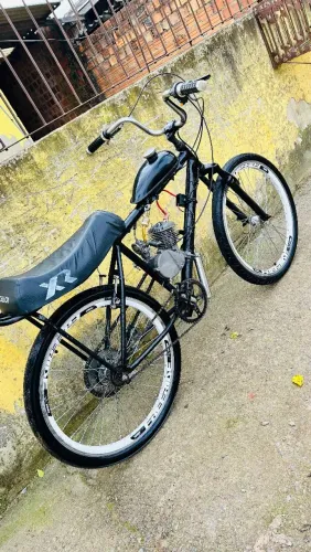 Vendo motorizada 80 cc motor bom aros vmax só subir e andar 1100 aceito Pix não pego brick