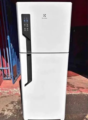 Geladeira Electrolux Frost Free 127V, funcionando tudo. R$1.230. Aceito cartão.