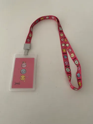 Crachá com cordão estampado 