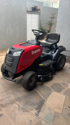 Trator cortador de grama