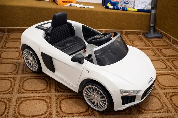 ? Carrinho elétrico infantil Audi R8 com controle remoto - NOVO!