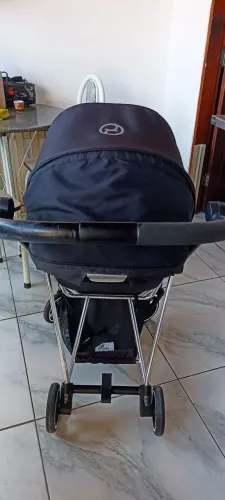 Dois carrinho de bebê
