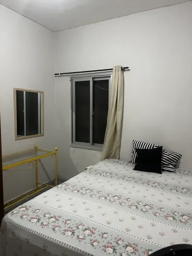 Alugo quarto para meninas
