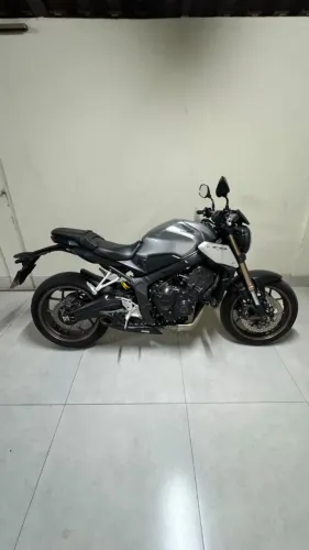 Honda CB 650R (Neo Sports Café) + Escape CS Racing!