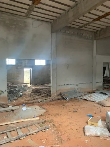 Salão comercial inacabado com 400m, pé direito duplo em 500m de terreno, proximo ao facil