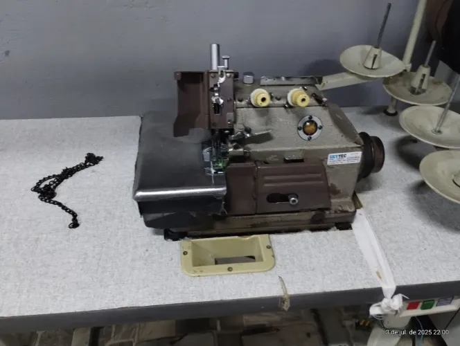 Máquina de costura overloque