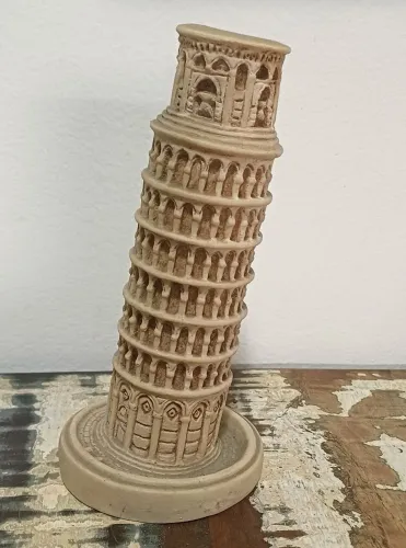 Estatua em resina da Torre de Pisa ,Itália 