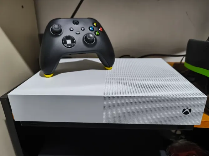 ? Xbox One S All Digital 500GB + Controle Xbox Series Original ?