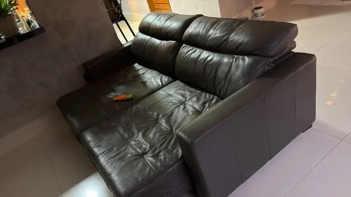 Sofá retrátil em couro