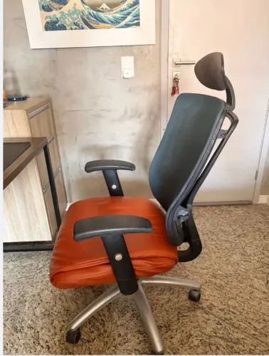 Cadeira de escritório de tela e couro