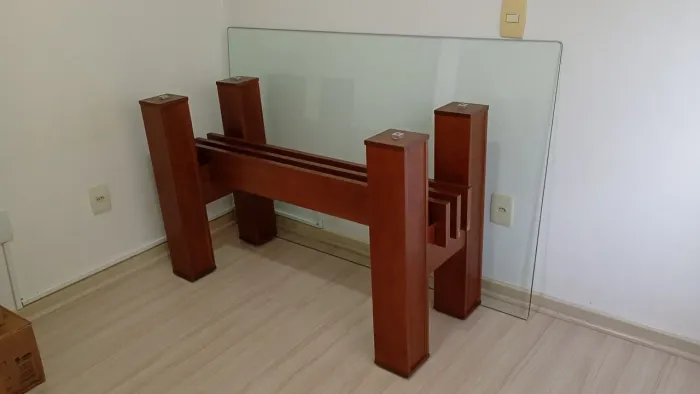 Mesa retangular 2,20x 1,40 com tampo de vidro, Com bordas bisotê. Interessados *
