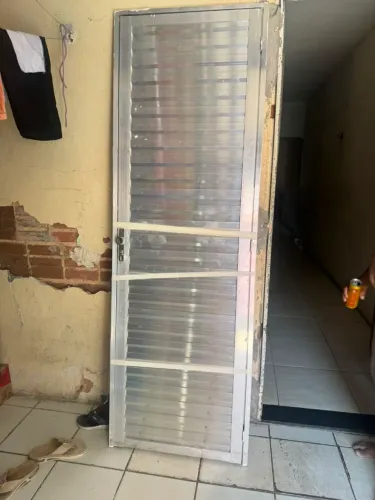 Vendo porta de alumínio