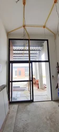 Porta de vidro de correr com bandeira alta