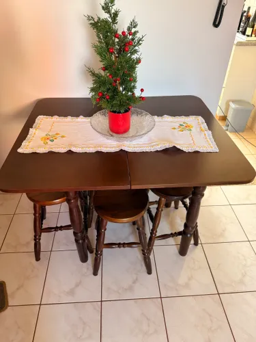 Mesa de jantar articulada com 4 banquetas