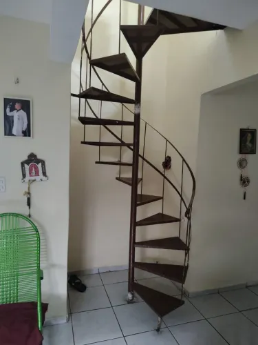 Vende-se 1 escada em caracol
