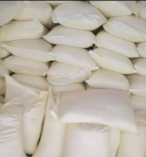 Farinha de mandioca feita em fábrica manual artesanal sem produtos químicos 
