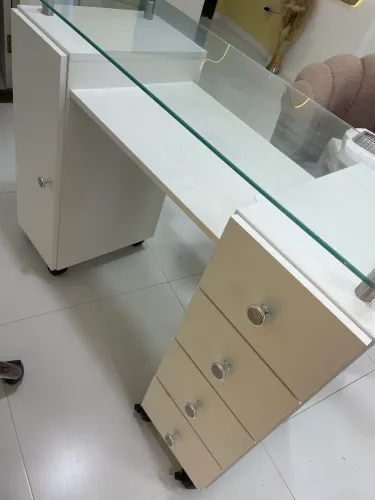 Vende-se Mesa com 2 cadeiras de Nail designer.
