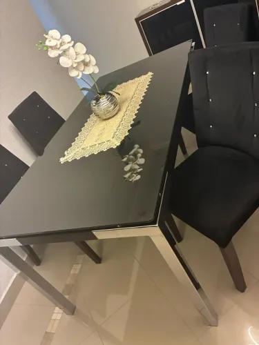 Linda mesa de jantar com tampo de vidro, 04 poltronas por 800 reais
