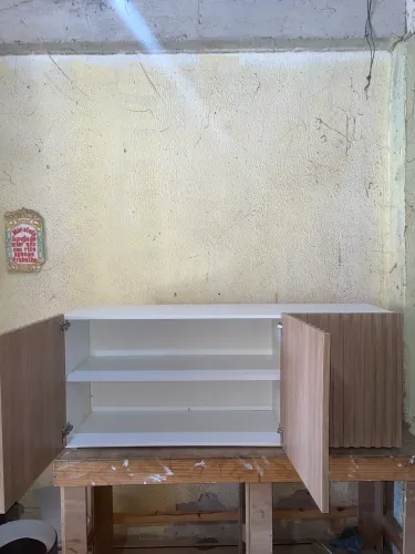 Móvel com portas ripadas.