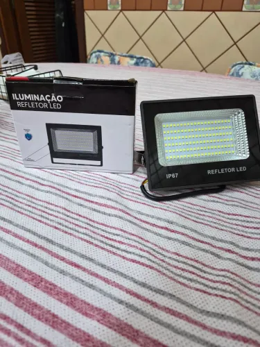 Refletor de LED Bivolt 100W Para Jardim e Fachada