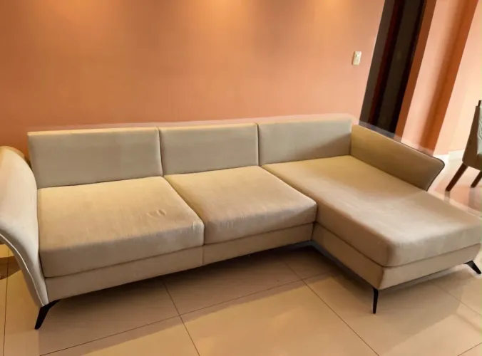 SOFÁ COM CHAISE EM LINHO