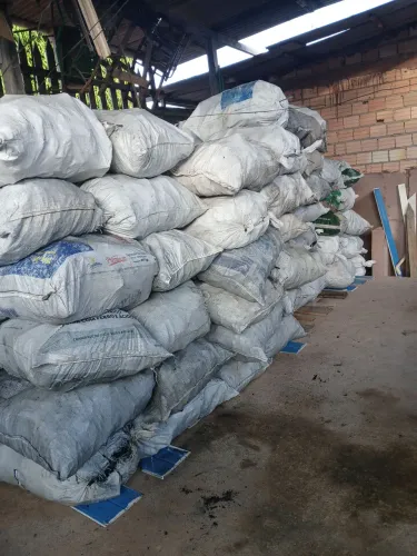 Vende se carvão em saca. 3 baldes bem cheio de boa qualidade,
