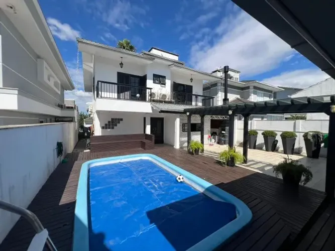 Casa Alto Padrão c/ Piscina Aquecida + Edícula | 300m²