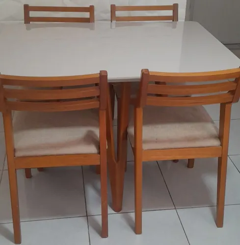 PARA VENDER LOGO!!!!!!! Mesa com 4 cadeiras, Madeira. BAIXEI O PREÇO