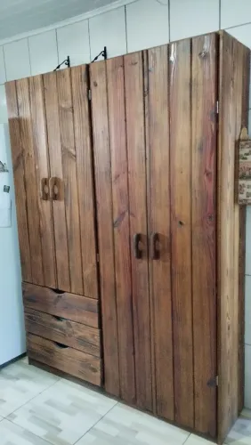 Armário de madeira maciça