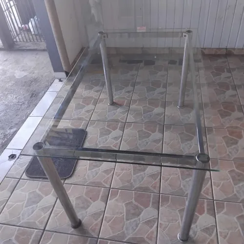 Mesa de vidro com 3 cadeiras semi novo