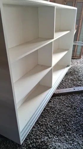 Armário mdf com portas de vidro.