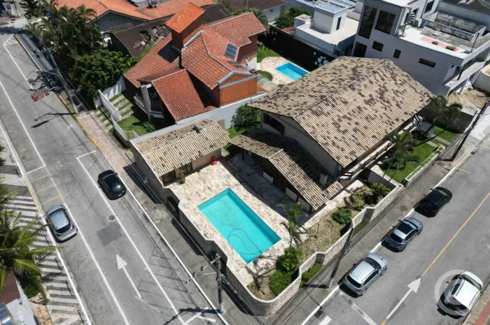 Casa comercial ampla em Itaguaçu, ideal para seu negócio prosperar