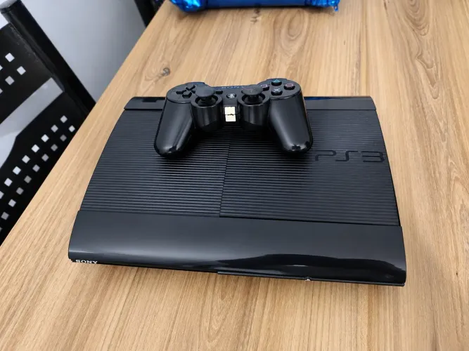 PS3 desbloqueado com controle original