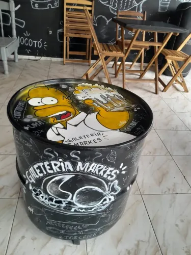 Venda de mesa feita de tonel
