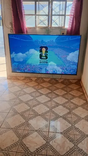 Vende-se uma TV 65 polegadas telefone para contato *