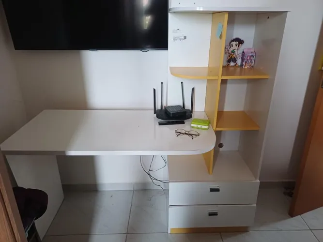 escrivaninha com estante