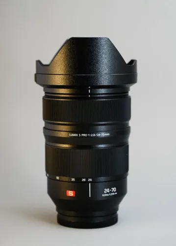 Lente Panasonic Lumix S Pro 24-70mm f/2.8 L-Mount - Estado de Nova