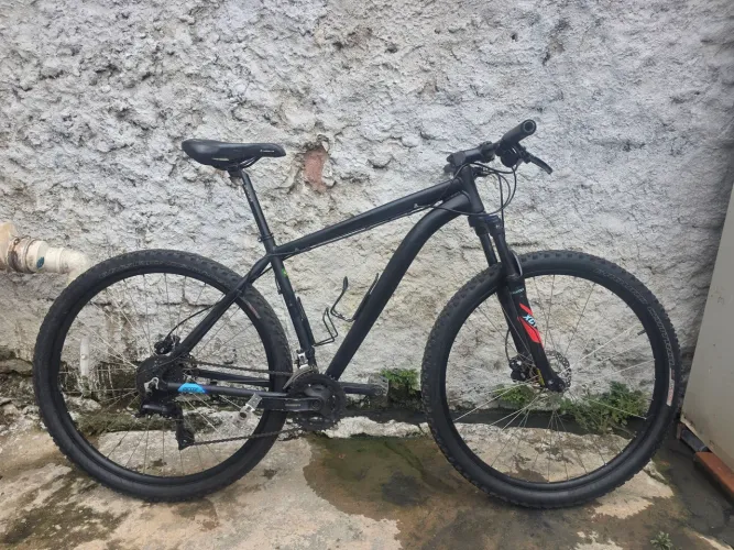 ROCKRIDER MTB ARO 29 - FREIO HIDRÁULICO TEKTRO + SHIMANO ALTUS + SUSPENSÃO SUNTOUR