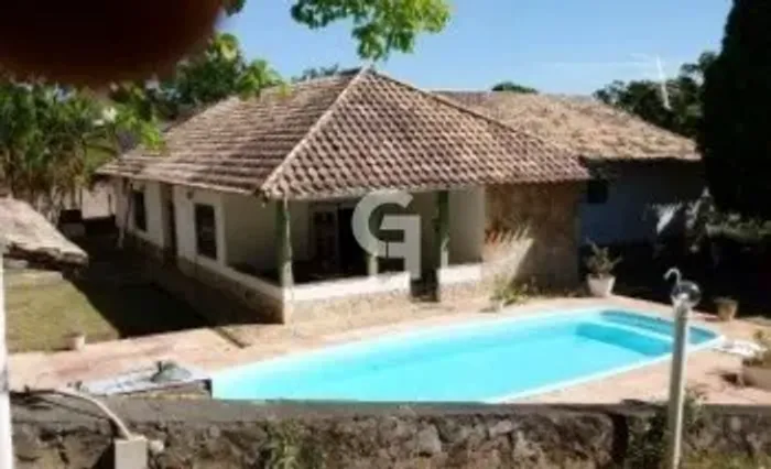 Excelente sítio c/ 5 suítes, casa para caseiro, piscina, churrasqueira e árvores frutífera