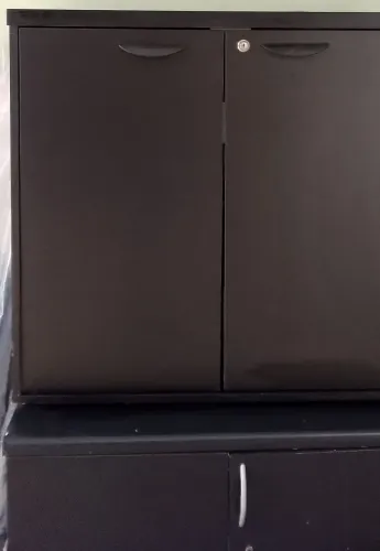 Armário pequeno preto