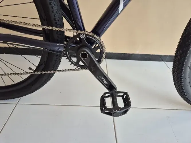 Bicicleta a venda, 1 ano e 4 meses de uso, aro 29-acompanha  Capacete e kit lanterna!