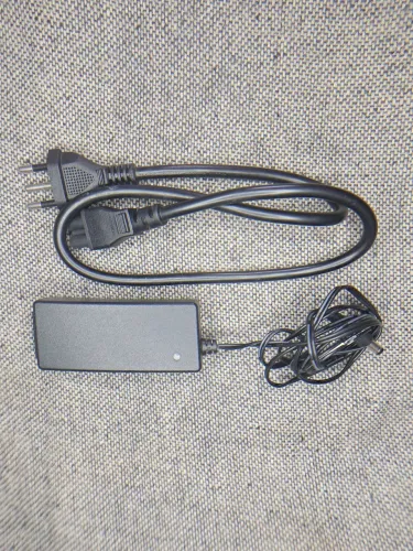 fonte de alimentação/adaptador da marca Ubiquiti Networks, modelo GP-F120-100
